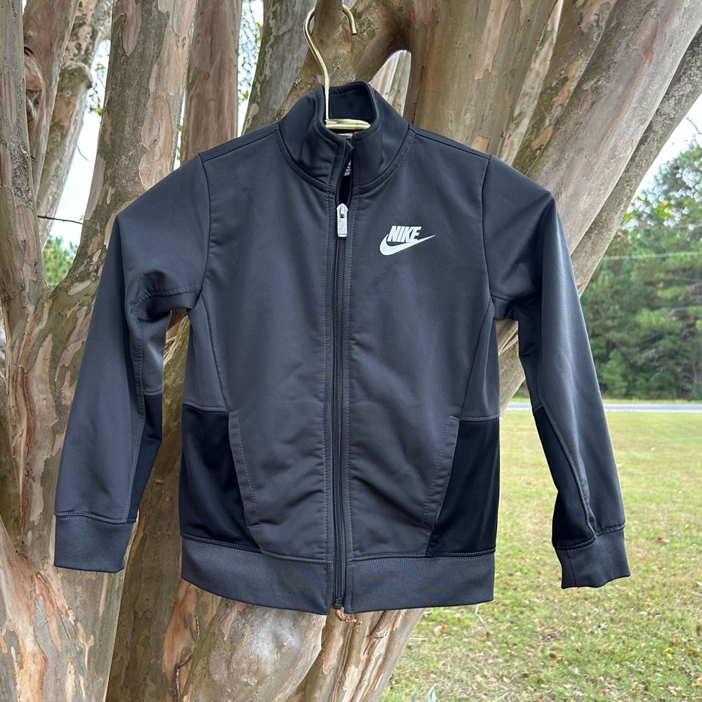 NIKE FULL ZIP JACKET KIDS SIZE M(6)
